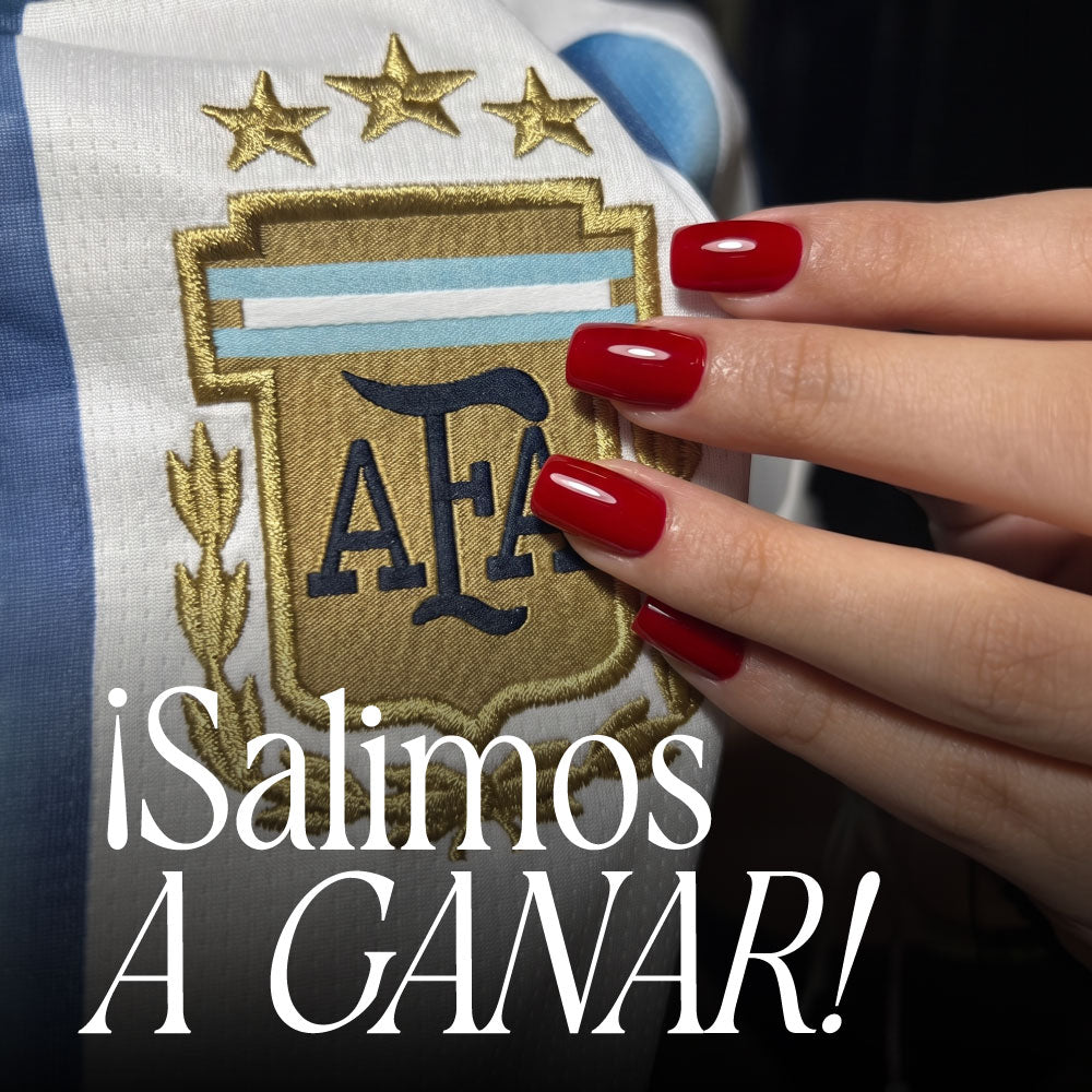 Camiseta de la selección argentina con el escudo de AFA y una mano con uñas postizas rojas